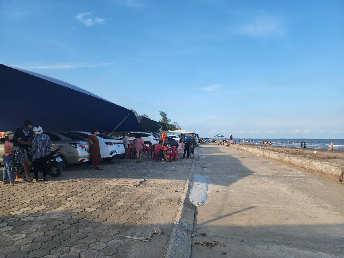 Dù vậy, một số hộ dân vẫn cố gắng bám trụ ven biển Quất Lâm để kinh doanh hàng nước với những tấm bạt rách cũ, ọp ẹp phục vụ "khách" địa phương những ngày nắng nóng.