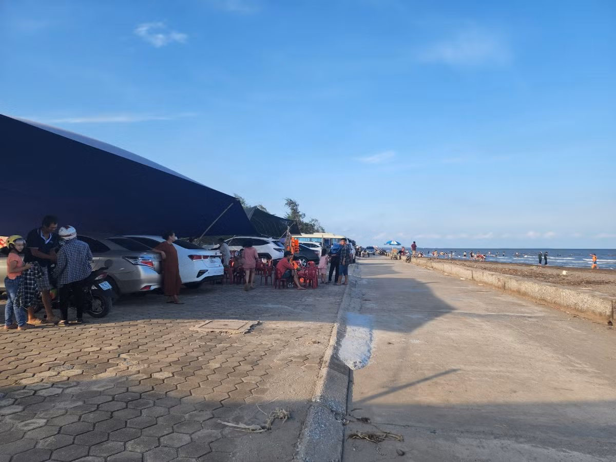 Dù vậy, một số hộ dân vẫn cố gắng bám trụ ven biển Quất Lâm để kinh doanh hàng nước với những tấm bạt rách cũ, ọp ẹp phục vụ "khách" địa phương những ngày nắng nóng.