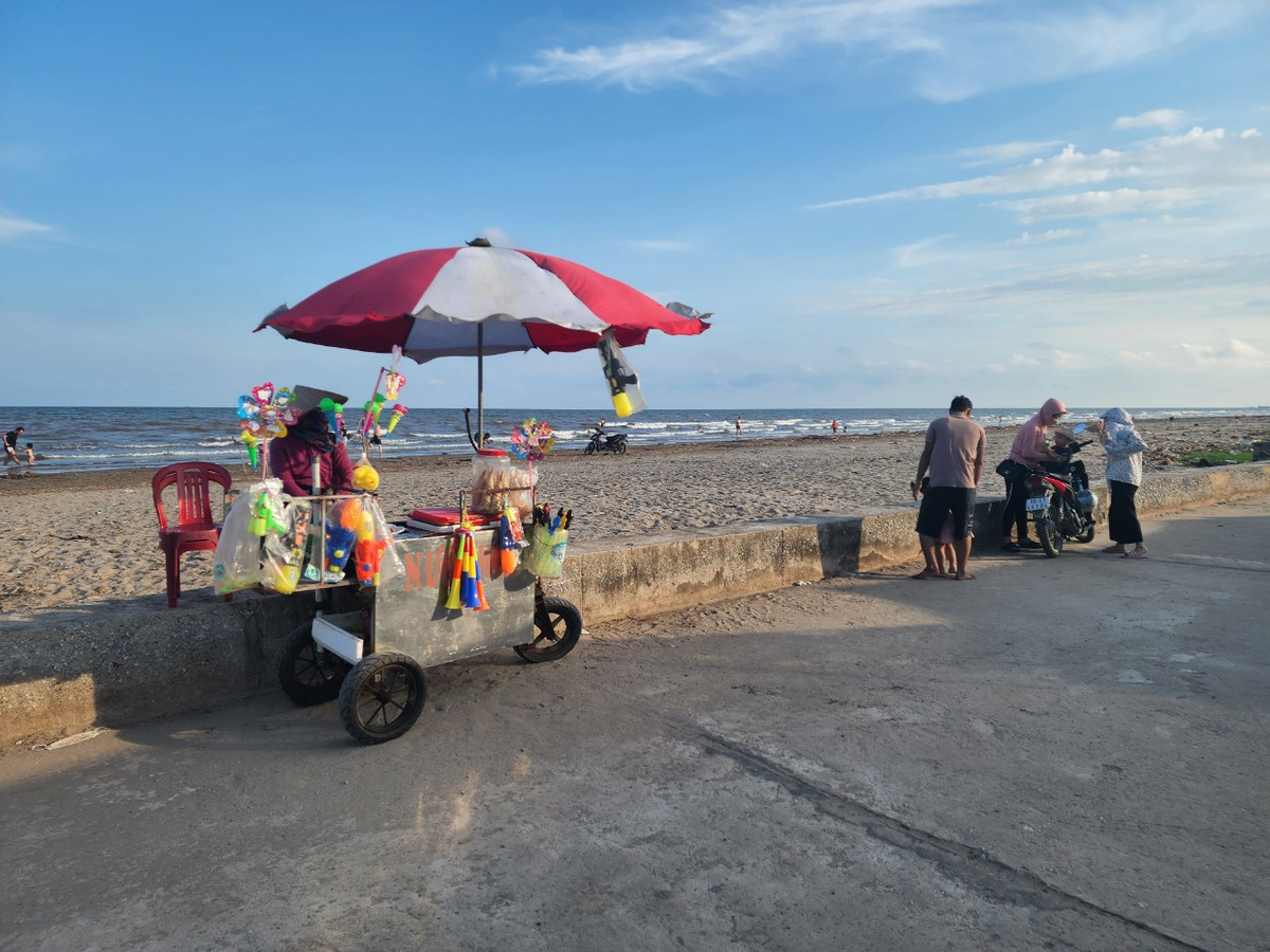 Một bãi cát dài chừng 100 mét còn sót lại khi không bị thủy triều xâm lấn trở thành nơi vui chơi, tắm biển duy nhất của khu du lịch Quất Lâm.