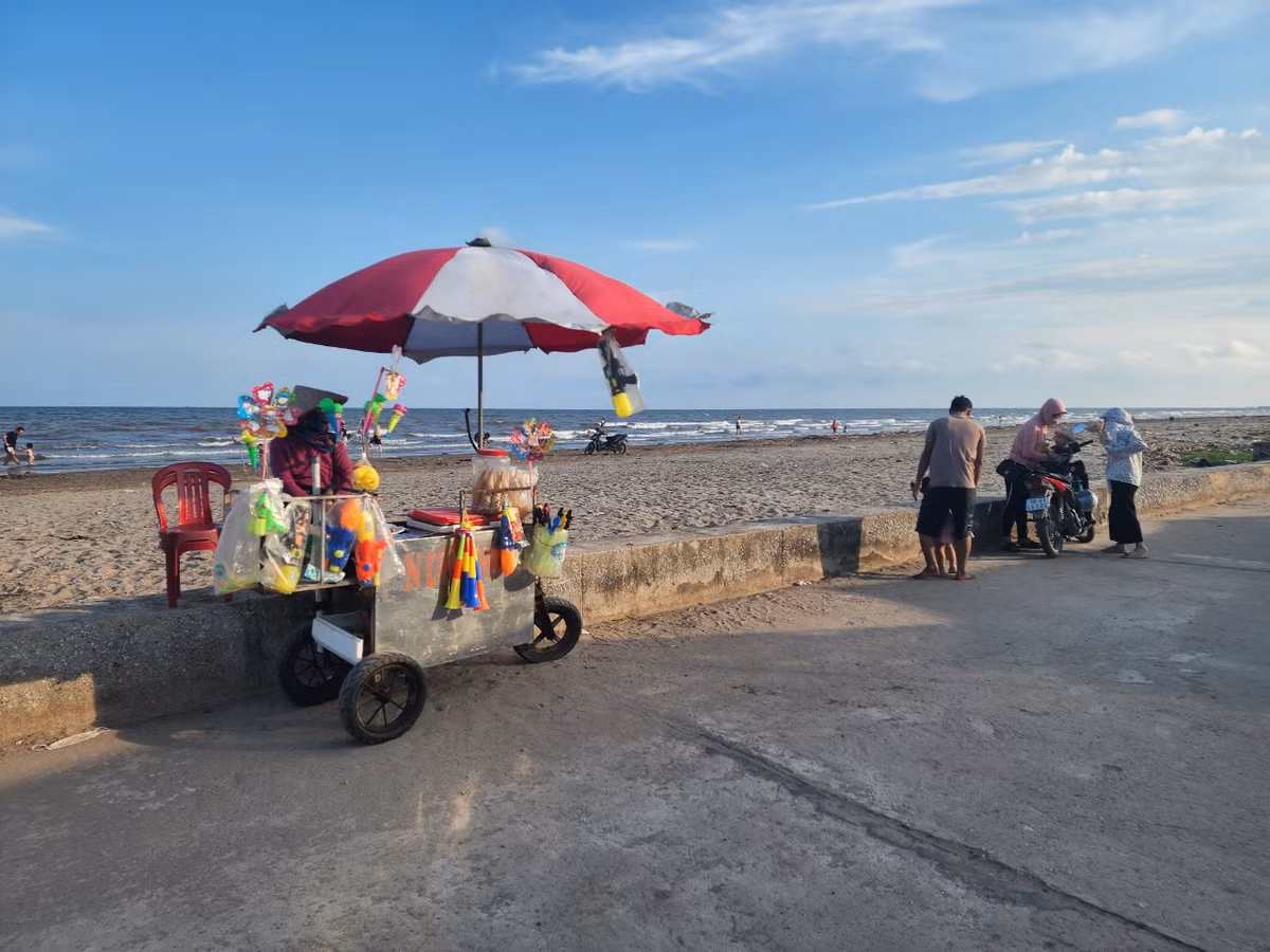 Một bãi cát dài chừng 100 mét còn sót lại khi không bị thủy triều xâm lấn trở thành nơi vui chơi, tắm biển duy nhất của khu du lịch Quất Lâm.