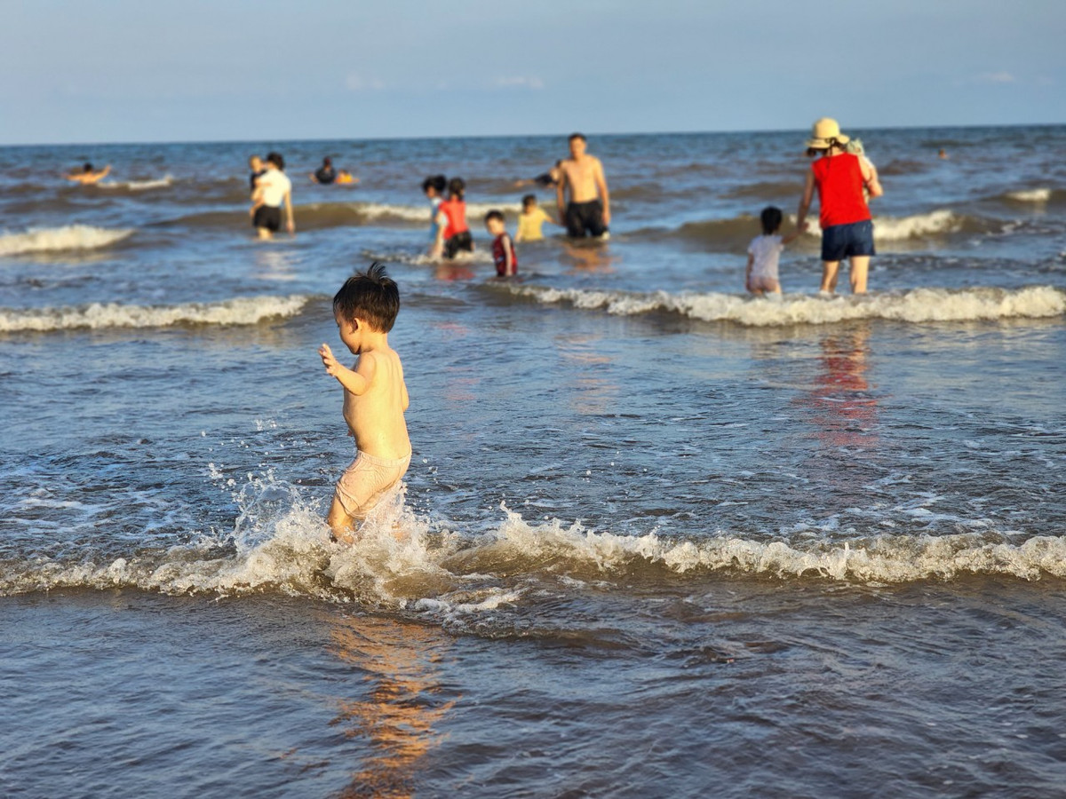 Những em nhỏ chơi đùa trên bãi biển là hình ảnh mới của Quất Lâm đang chờ ngày hồi sinh.