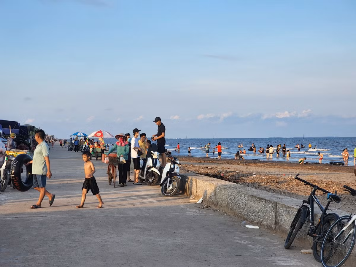 Hy vọng với sự quyết tâm xây dựng thị trấn Quất Lâm trở thành đô thị văn minh, hiện đại của tỉnh Nam Định sẽ mang lại hiệu quả kinh tế cao, thu hút đông đảo du khách với những trải nghiệm du lịch đa dạng, chất lượng. >>> Mời độc giả xem thêm video Quảng Ngãi: Học sinh tắm biển bị sóng cuốn mất tích: