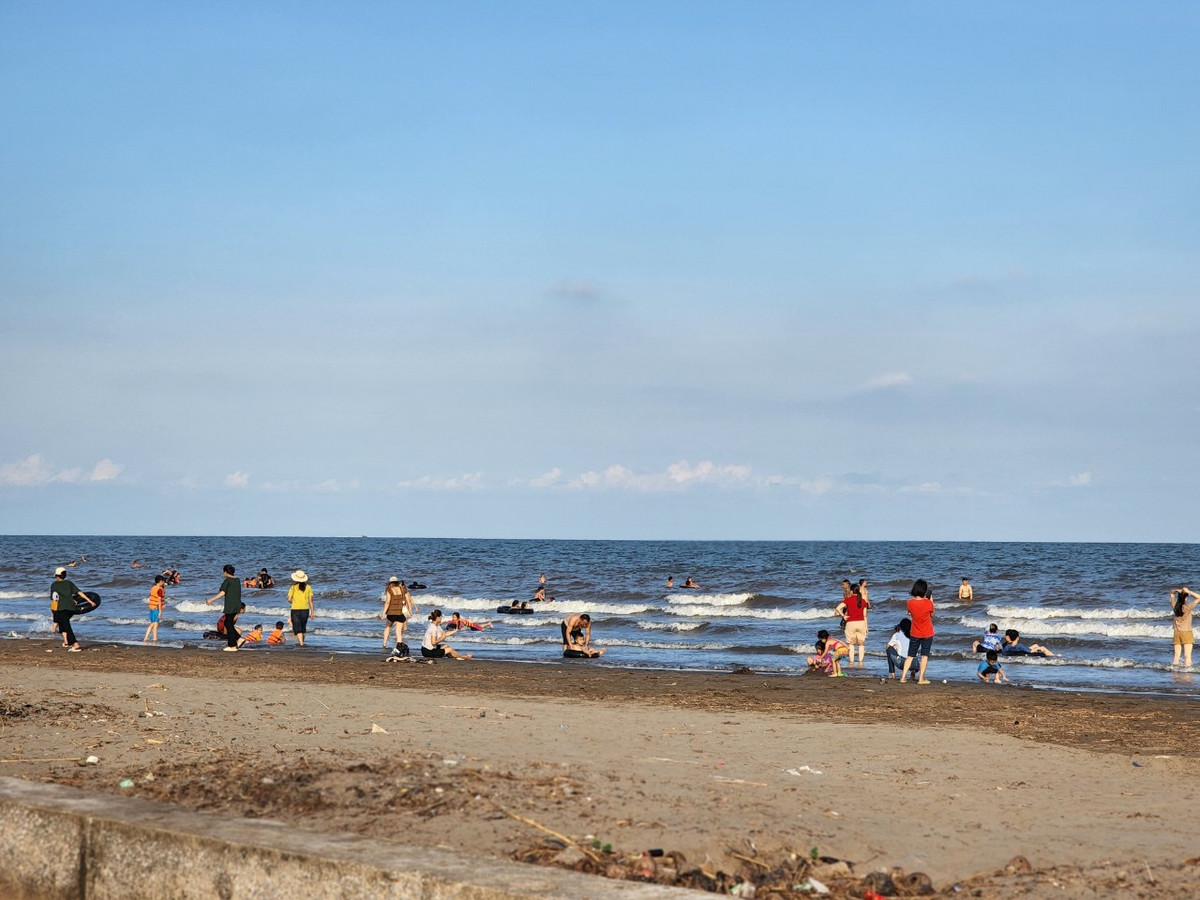 Bãi cát trở thành điểm đến hấp dẫn đối với các em nhỏ và phụ huynh sinh sống gần Quất Lâm vì dù sao cũng có biển để tắm, có cát để đùa nghịch.