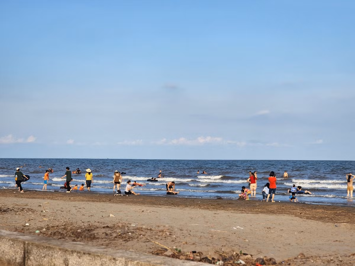 Bãi cát trở thành điểm đến hấp dẫn đối với các em nhỏ và phụ huynh sinh sống gần Quất Lâm vì dù sao cũng có biển để tắm, có cát để đùa nghịch.