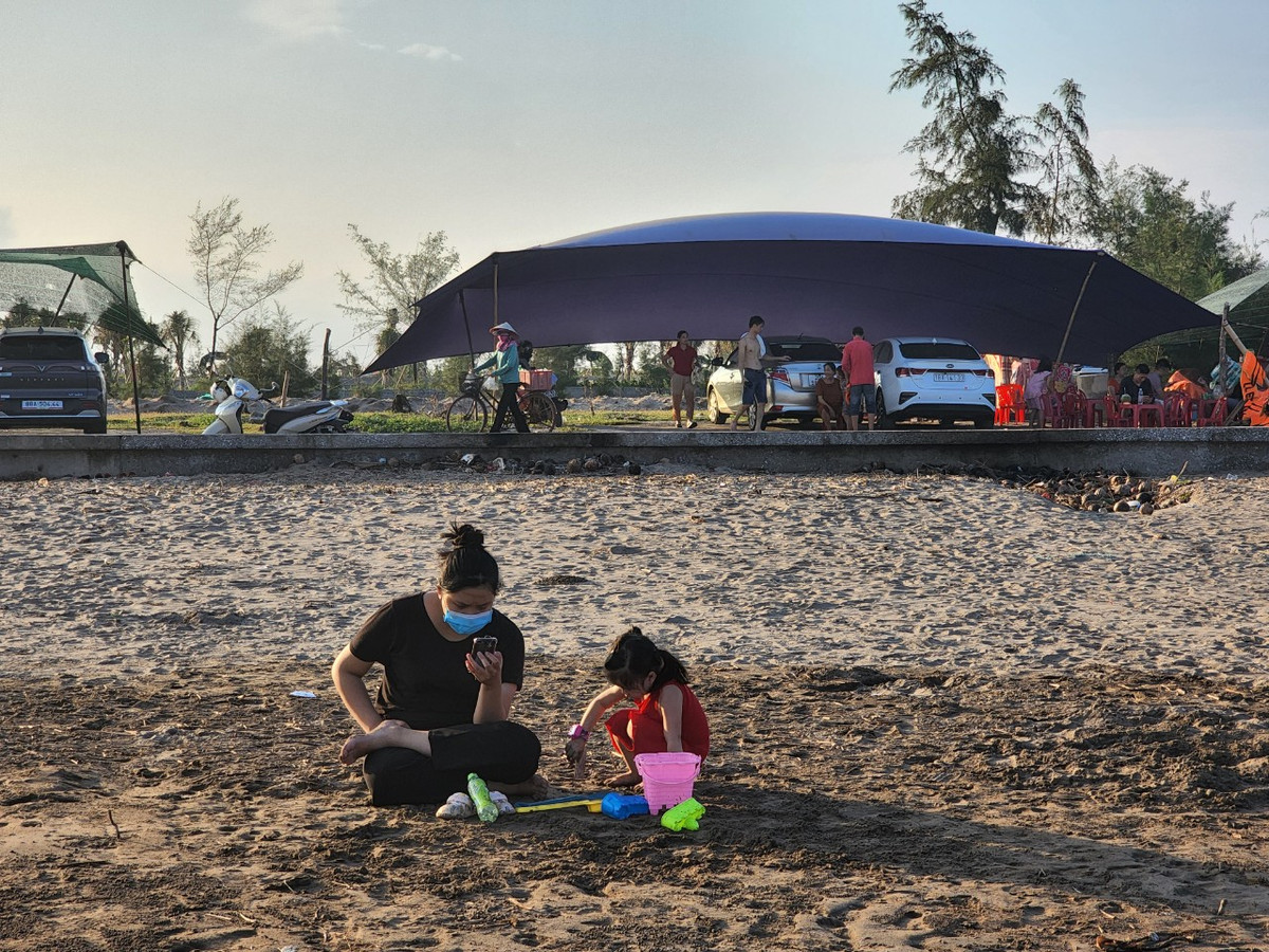 Chính quyền sở tại cũng đang vận động người dân cùng tham gia trồng cây xanh tại đây, tạo cảnh quan và hình thành công viên ven biển phục vụ vui chơi giải trí, kết hợp trồng cây xanh chắn gió, chắn cát, chắn sóng cho khu vực bãi tắm.