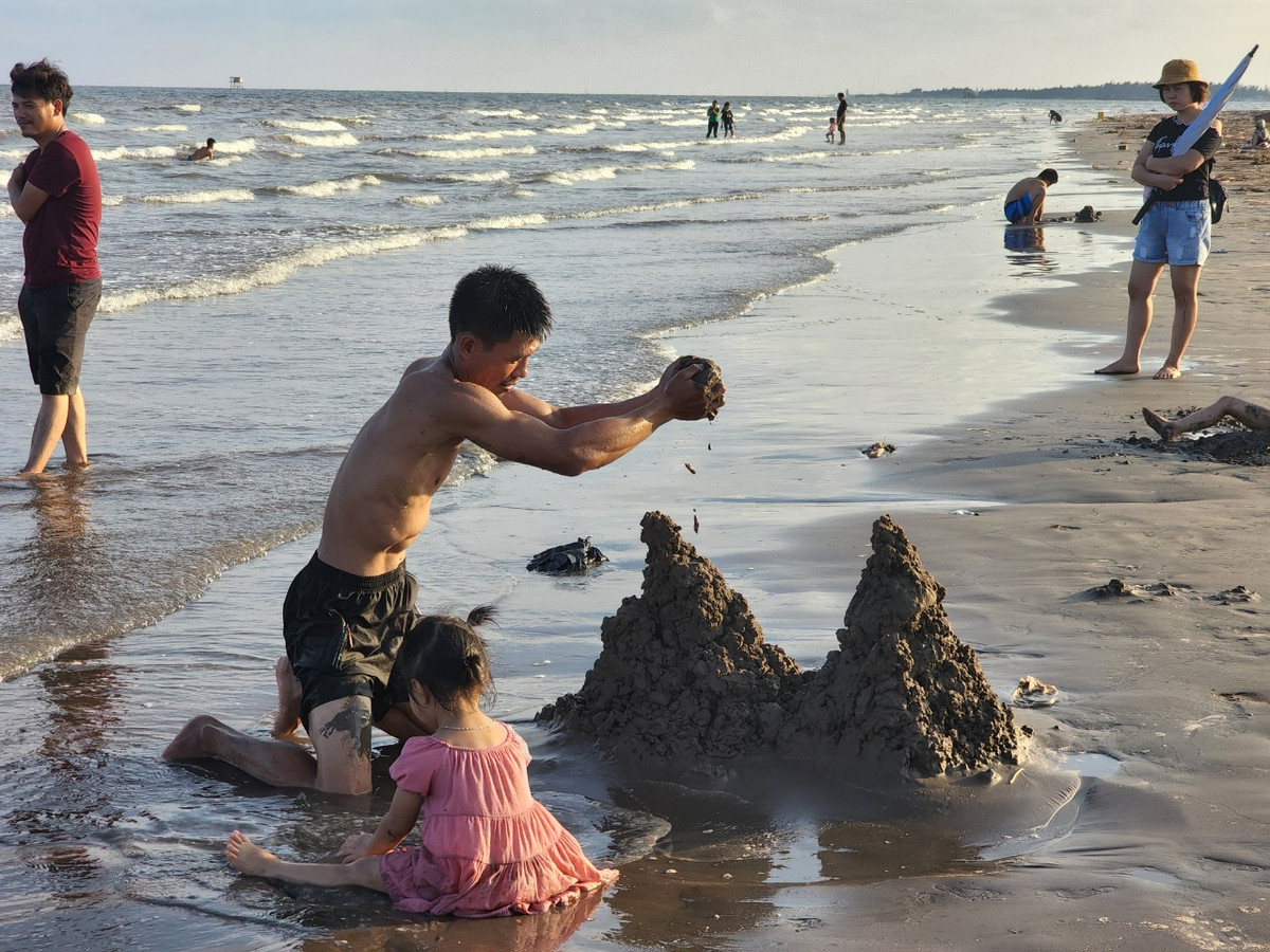 Hoặc tận hưởng việc xây "lâu đài cát" dù bãi biển Quất Lâm khá bẩn vì rác thải.