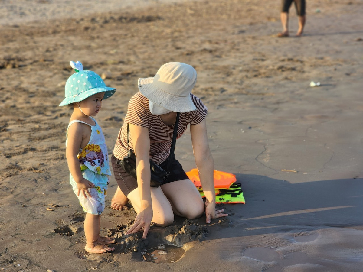 Hay đơn giản chỉ là ngắm biển và chơi đùa với cát biển.