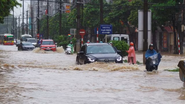 Ha Noi siet chat viec bao cao tinh hinh thien tai, thiet hai