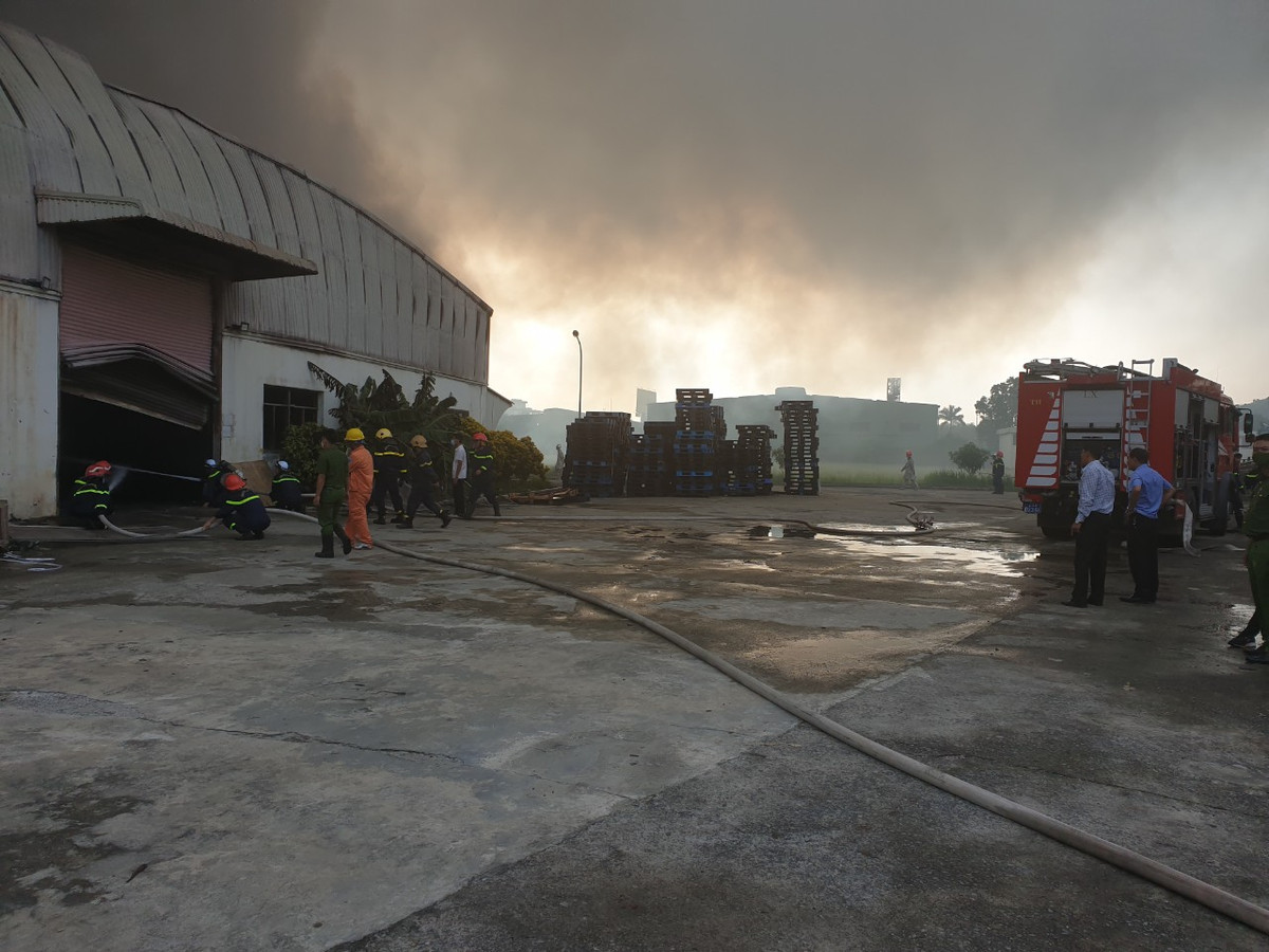 Nhận được tin báo, nhận định đám cháy có diễn biến phức tạp, Trung tâm thông tin chỉ huy CATP đã điều động 08 đơn vị gồm 15 xe chữa cháy, 01 xe téc nước, 01 xe chỉ huy chữa cháy và hơn 100 cán bộ, chiến sỹ từ nhiều đơn vị.