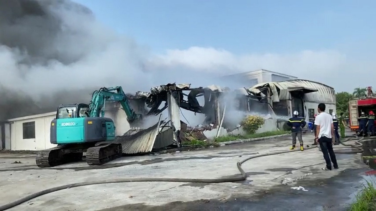 Đến khoảng 8h55’, đám cháy đã cơ bản được khống chế, lực lượng Cảnh sát PCCC&amp;CNCH đang tiếp tục tổ chức làm mát, dập tàn.