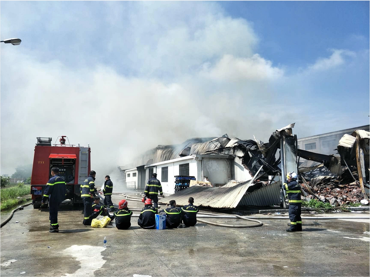 Đám cháy không gây thiệt hại về người, nguyên nhân và thiệt hại về tài sản đang được cơ quan chức năng điều tra, thống kế làm rõ &gt;&gt;&gt; Mời độc giả xem thêm video Hà Nội: Cháy lớn tại khu công nghiệp Phú Thị: