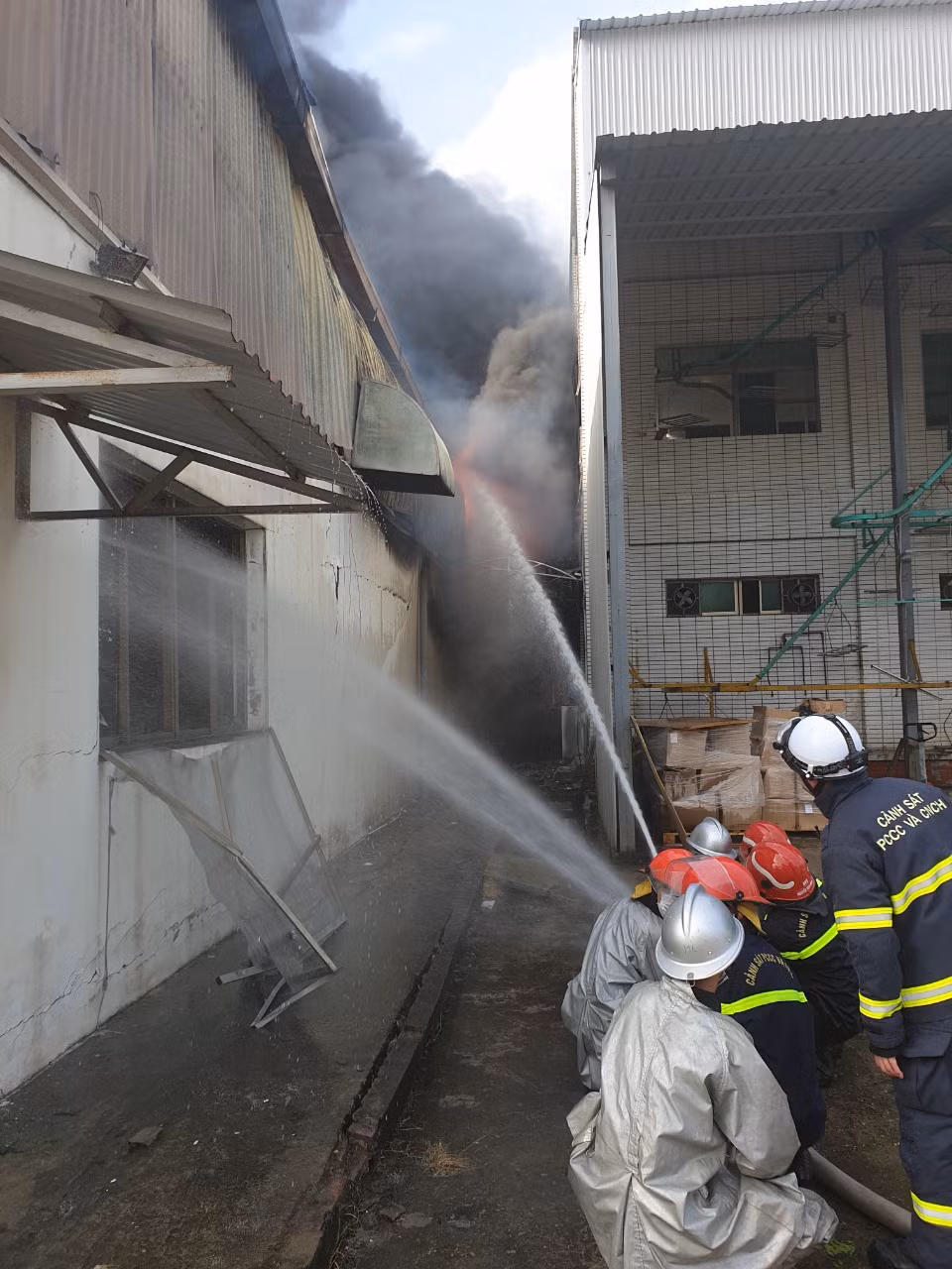 Khai thác nguồn nước từ bể nước chữa cháy của cơ sở, bể nước chữa cháy của các cơ sở lân cận, và xe téc nước của Công ty Cổ phần đầu tư phát triển rau sạch Sông Hồng để triển khai các mũi chữa cháy.