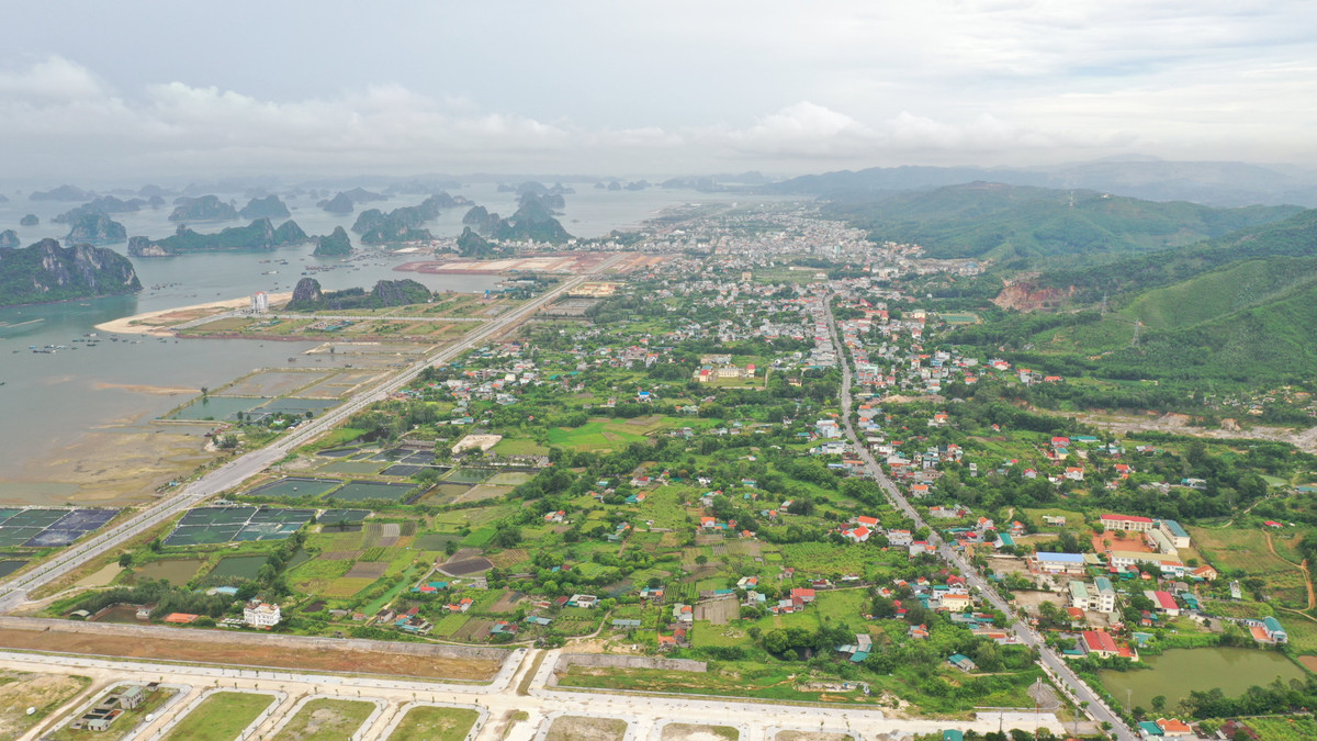 Bên cạnh đó, tại Khu vực Ao Tiên có dự án Bến cảng cao cấp Ao Tiên - Vân Đồn được UBND tỉnh quyết định chủ trương đầu tư từ năm 2020 với quy mô diện tích 29,21 ha; công suất khi vận hành tối đa đạt khoảng 4,2 triệu lượt khách/năm; mục tiêu đón tàu chở khách du lịch lên tới 300 ghế. Hiện nay, dự án đang triển khai thi công cơ bản hoàn thành.