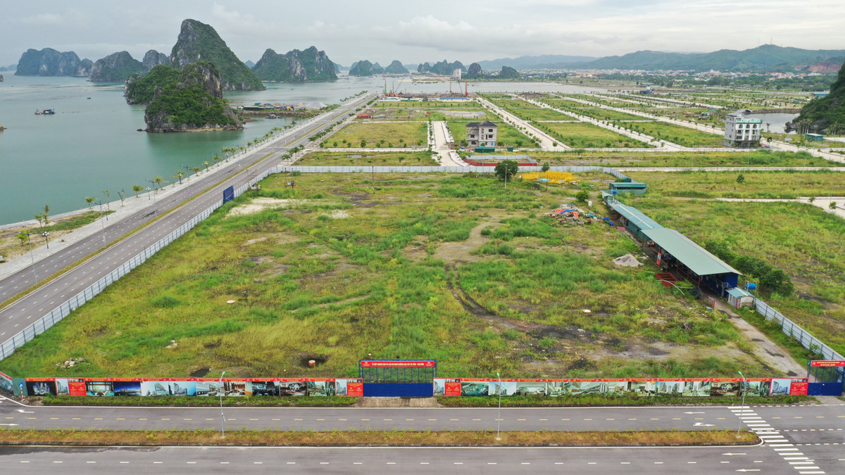 Những khu vực còn lại của dự án có giá dao động 30-35 triệu/m2. Đất ở khu vực dân cư nằm ngoài dự án cũng tăng chóng mặt ở mức giá 15-20 triệu/m2.