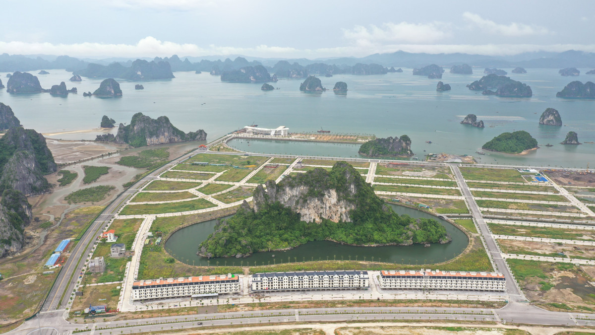Tuy nhiên, hòn núi nằm giữa dự án khu đô thị mới Ao Tiên thuộc khu kinh tế Vân Đồn, xã Hạ Long, huyện Vân Đồn, tỉnh Quảng Ninh được UBND tỉnh Quảng Ninh phê duyệt từ năm 2004. Vị trí này không nằm trong quần thể di sản Vịnh Hạ Long.