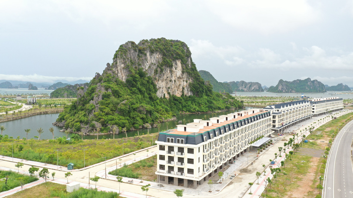 Đại diện Ban Quản lý Khu Kinh tế Vân Đồn cho biết, khu vực Ao Tiên trước đây vốn là khu vực sình lầy, hoang hóa. Những năm qua, khu vực này đã được tỉnh kêu gọi đầu tư hạ tầng để phục vụ cho phát triển của Khu kinh tế Vân Đồn. Tuyến đường ven biển rộng và hiện đại kéo dài từ trung tâm thị trấn Vân Đồn chạy song song với đường tỉnh lộ 334.