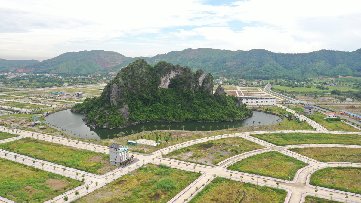 Những ngày vừa qua, trên mạng xã hội thông tin trái chiều về "hòn non bộ" được chụp từ trên cao nằm giữa khu đô thị thuộc tỉnh Quảng Ninh. Một số người cho rằng có sự can thiệp của con người khi xây dựng, phân lô bán nền ngay trong quần thể du lịch vịnh Hạ Long.