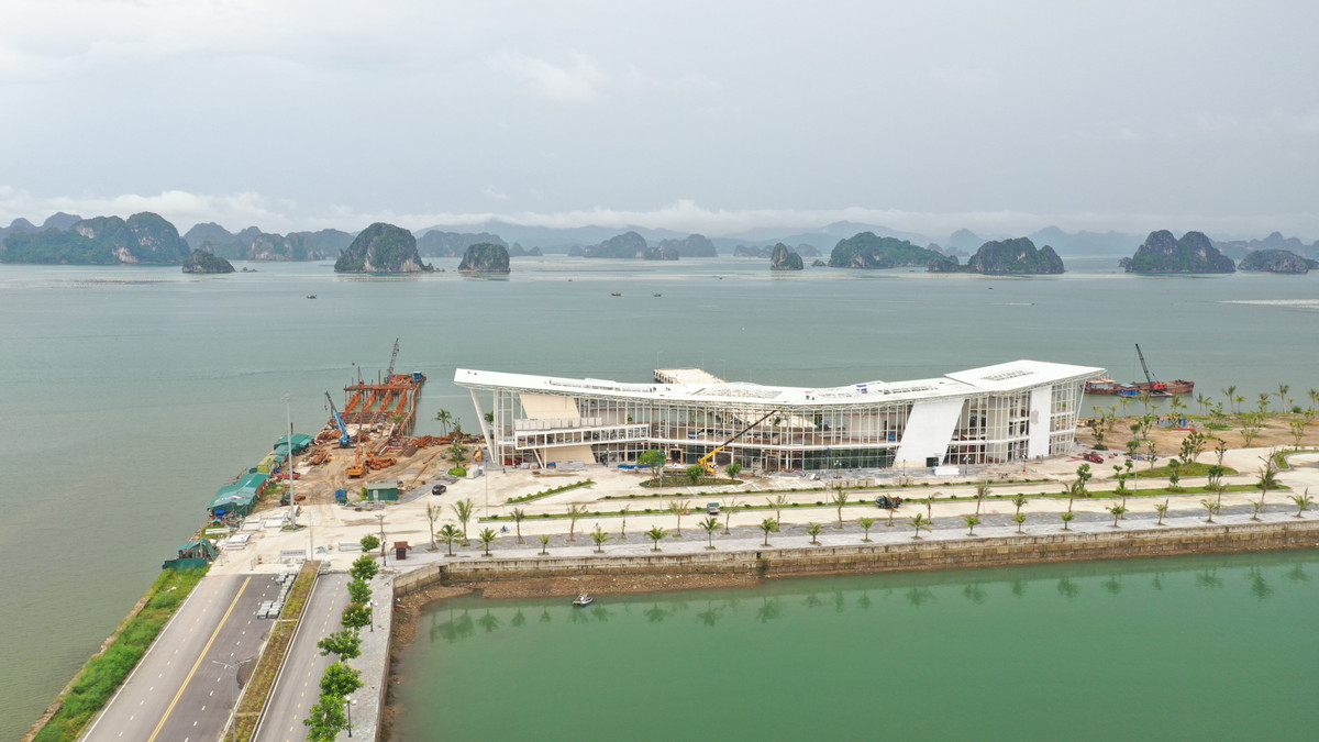 Ngoài ra, Khu đô thị nằm sát với khu đất thuộc Dự án Tổ hợp du lịch nghỉ dưỡng - giải trí cao cấp, sân golf và khu dân cư Monbay Vân Đồn rộng gần 2,4 triệu m2 trị giá hơn 1 tỷ USD. Tỉnh Quảng Ninh đang xúc tiến kêu gọi nhà đầu tư thực hiện dự án này.