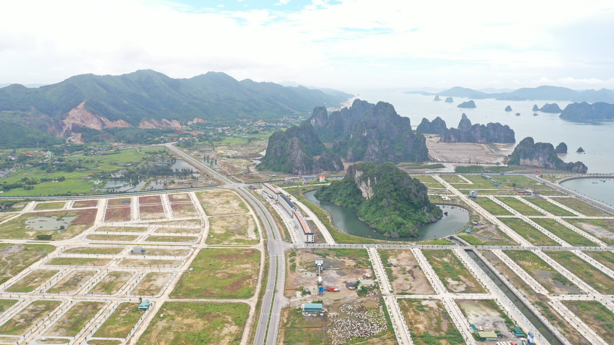 Quy hoạch khu vực Ao Tiên được UBND tỉnh Quảng Ninh phê duyệt phù hợp quy hoạch chung xây dựng khu kinh tế Vân Đồn, được Thủ tướng phê duyệt năm 2009 và phê duyệt điều chỉnh đầu năm 2020.