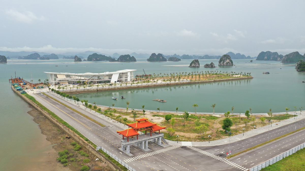 Đất ở một số khu vực có mặt tiền thuộc dạng "siêu đẹp" như đối diện bến du thuyền phù hợp quy hoạch xây biệt thự có giá khoảng 45-50 triệu/m2, mỗi lô rộng khoảng gần 400 m2.