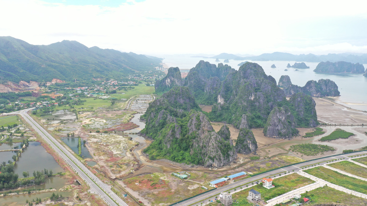 Một môi giới bất động sản ở Vân Đồn cho biết, Khu đô thị Ao Tiên Vân Đồn đang trong giai đoạn mở bán và được nhiều nhà đầu tư trong và ngoài tỉnh quan tâm.