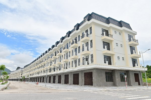 Ông Tạ Đức Quyết, Giám đốc Công ty TNHH MTV Du lịch Mai Quyền, chủ đầu tư dự án Khu đô thị mới Ao Tiên cho biết, dự án này ban đầu có quy mô 88,1 ha, trước đây là vùng bãi triều sình lầy, không cây cối. Núi Hòn Dê - “hòn non bộ khổng lồ” gây xôn xao dư luận, được doanh nghiệp giữ lại, quy hoạch thành hồ nước sinh thái làm không gian sinh hoạt cộng đồng. &gt;&gt;&gt; Mời độc giả xem thêm video Sân bay Vân Đồn đón những chuyến bay đầu tiên sau hơn 1 tháng đóng cửa