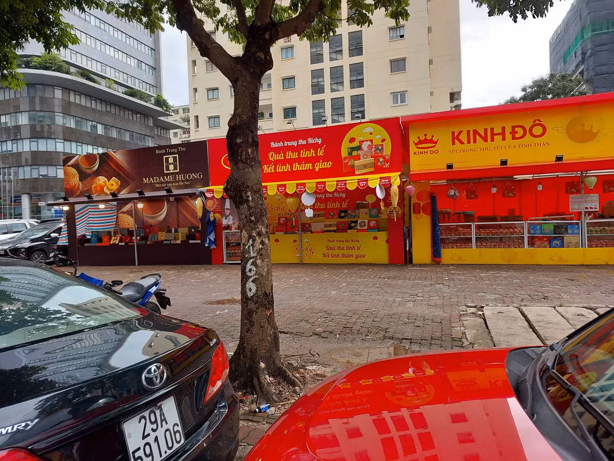 Giữa những con phố sầm uất, nằm dưới chân những toà nhà cao tầng - nơi vốn không cho phép các gánh hàng rong hoạt động lại là địa bàn chính của các cửa hiệu bánh Trung thu.