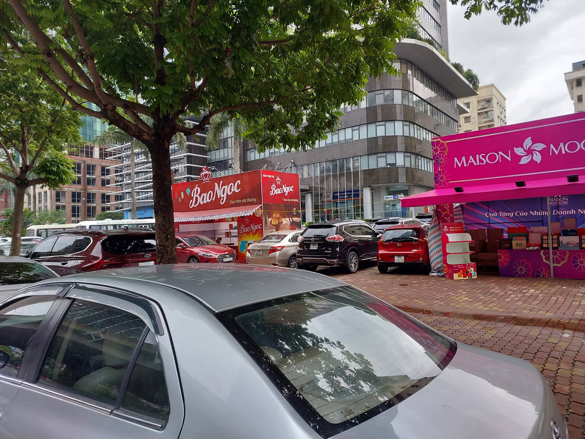 Quy định tại Điều 35 Luật Giao thông đường bộ 2008 nêu rõ: Lòng đường và hè phố chỉ được sử dụng cho mục đích giao thông. Trong một số trường hợp vẫn cho phép tổ chức một số hoạt động văn hóa, thể thao, diễu hành, lễ hội trên đường bộ. Trường hợp đặc biệt, việc sử dụng tạm thời một phần lòng đường, hè phố vào mục đích khác phải do UBND cấp tỉnh quy định nhưng không được làm ảnh hưởng đến trật tự, an toàn giao thông. Vậy, với hàng trăm quầy bán bánh Trung thu nằm trên vỉa hè Hà Nội, cá nhân, đơn vị nào đã cho phép khiến dư luận bức xúc? &gt;&gt;&gt; Mời độc giả xem thêm video Muôn kiểu kiếm tiền từ vỉa hè: 