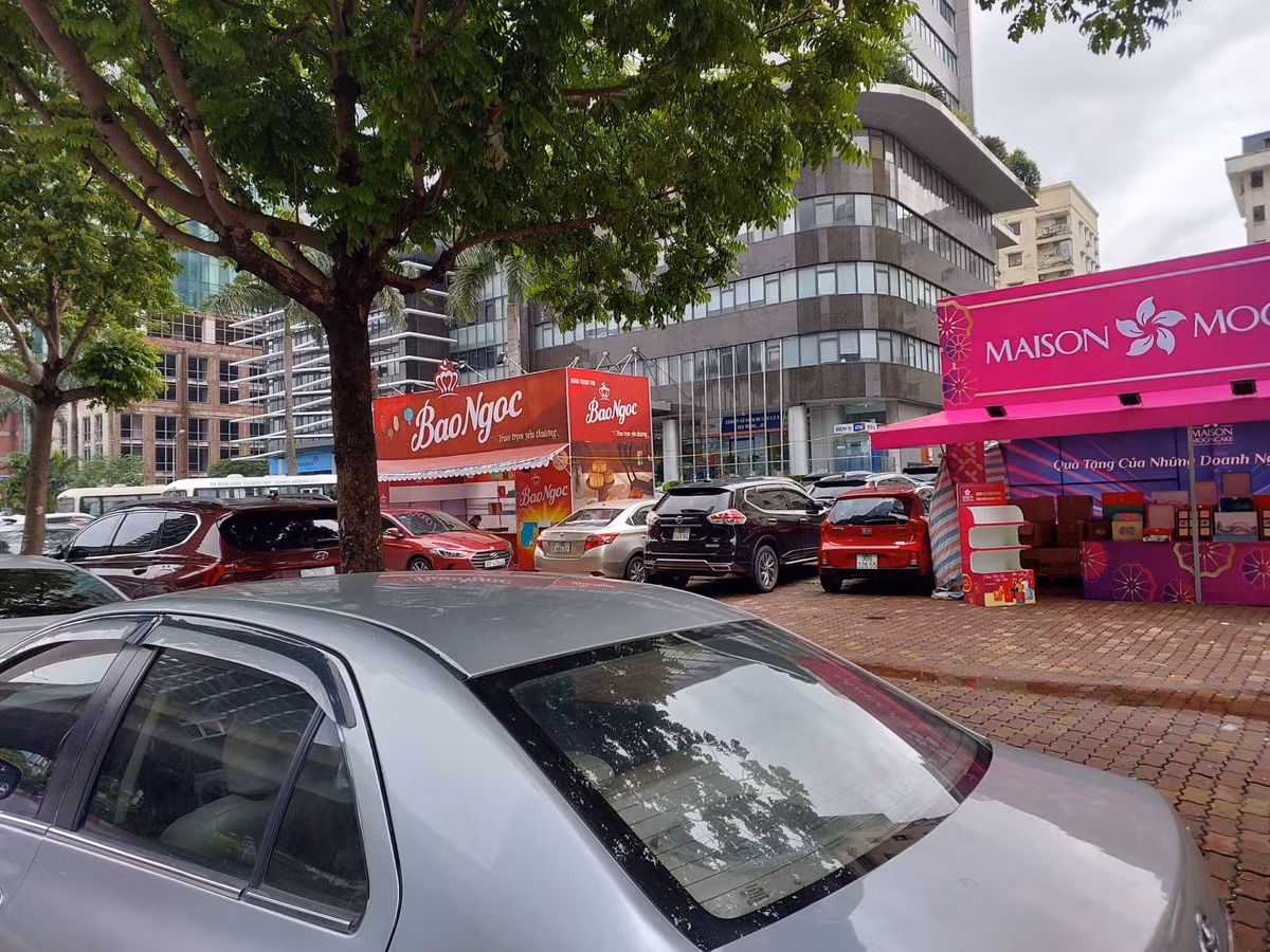 Quy định tại Điều 35 Luật Giao thông đường bộ 2008 nêu rõ: Lòng đường và hè phố chỉ được sử dụng cho mục đích giao thông. Trong một số trường hợp vẫn cho phép tổ chức một số hoạt động văn hóa, thể thao, diễu hành, lễ hội trên đường bộ. Trường hợp đặc biệt, việc sử dụng tạm thời một phần lòng đường, hè phố vào mục đích khác phải do UBND cấp tỉnh quy định nhưng không được làm ảnh hưởng đến trật tự, an toàn giao thông. Vậy, với hàng trăm quầy bán bánh Trung thu nằm trên vỉa hè Hà Nội, cá nhân, đơn vị nào đã cho phép khiến dư luận bức xúc? >>> Mời độc giả xem thêm video Muôn kiểu kiếm tiền từ vỉa hè: 