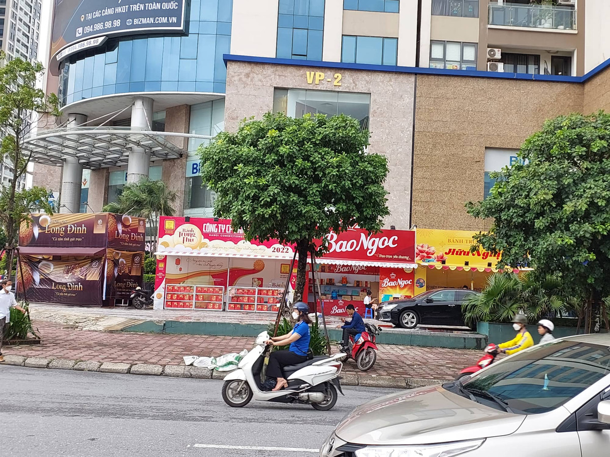 Được biết, "Chiến dịch giành lại vỉa hè tại Hà Nội" bắt đầu từ năm 2017. Đây là cuộc chiến chống lấn vỉa hè, lấy lại vỉa hè cho người đi bộ và đã được thực hiện trong nhiều năm trước, nhưng lấn chiếm lại tiếp tục xảy ra sau đó. Mặc dù lãnh đạo Thủ đô đã có nhiều quyết tâm thực hiện nhiều biện pháp giành lại vỉa hè cho người đi bộ nhưng hiệu quả chưa cao.