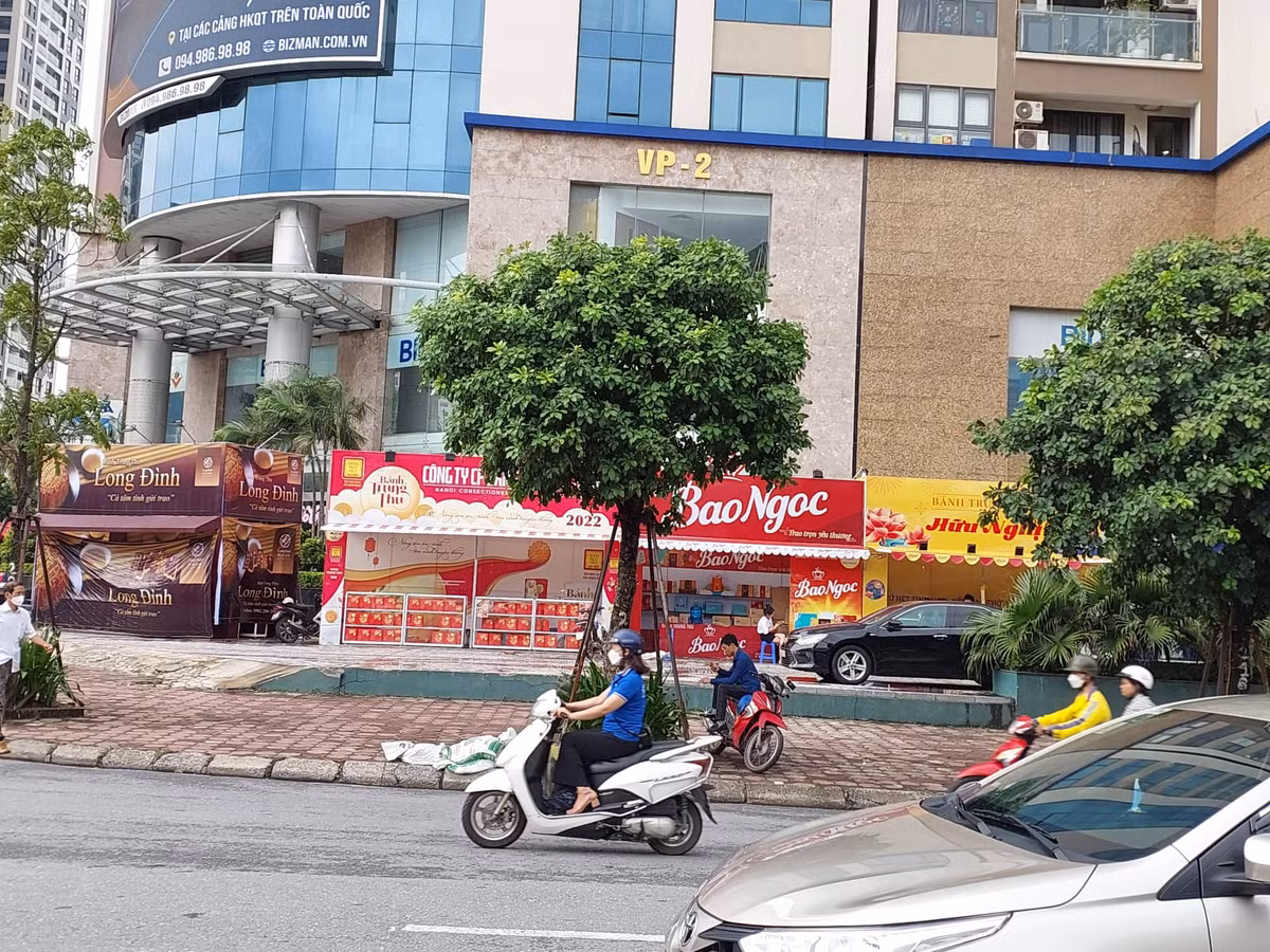 Được biết, "Chiến dịch giành lại vỉa hè tại Hà Nội" bắt đầu từ năm 2017. Đây là cuộc chiến chống lấn vỉa hè, lấy lại vỉa hè cho người đi bộ và đã được thực hiện trong nhiều năm trước, nhưng lấn chiếm lại tiếp tục xảy ra sau đó. Mặc dù lãnh đạo Thủ đô đã có nhiều quyết tâm thực hiện nhiều biện pháp giành lại vỉa hè cho người đi bộ nhưng hiệu quả chưa cao.