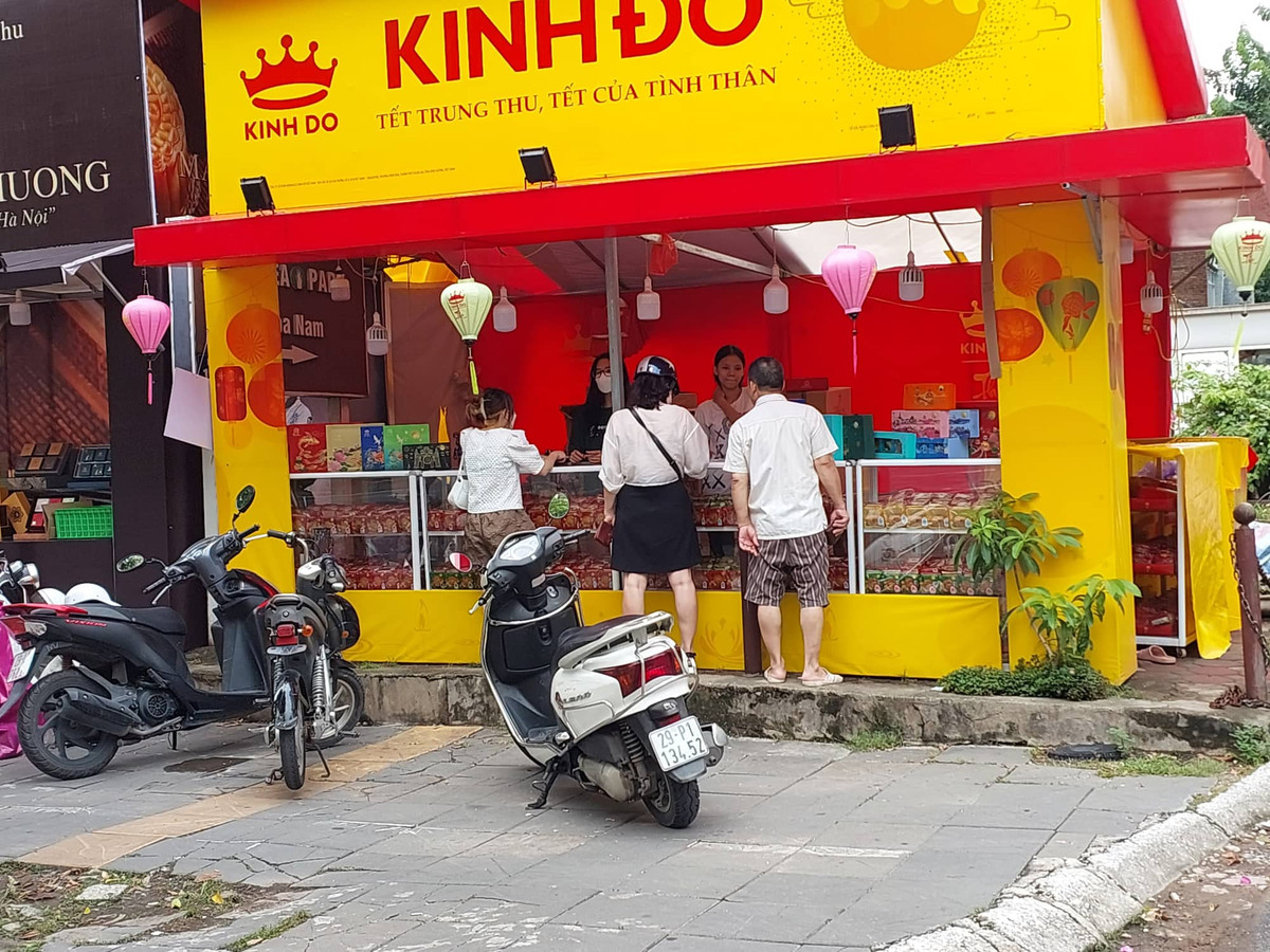 Một người dân ở Cầu Giấy cho biết, năm nào cũng vậy, cứ đến mùa Trung thu, các thương hiệu bánh Trung thu đều dựng những gian hàng di động lấn chiếm vỉa hè. Vào giờ cao điểm rất dễ tắc đường. Cơ quan chức năng cần xử lý triệt để việc lấn chiếm vỉa hè để buôn bán, trong đó có bán bánh Trung thu.