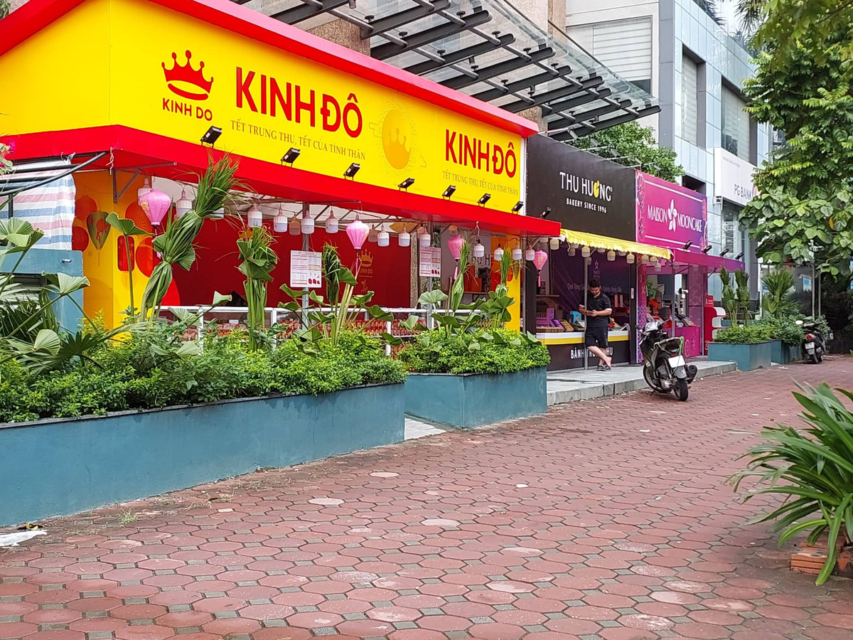 Các điểm bày bán bánh Trung thu có diện tích trung bình từ 10 - 15 m2/gian hàng, được dựng bằng khung sắt chắc chắn.