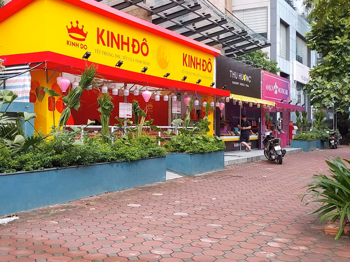 Các điểm bày bán bánh Trung thu có diện tích trung bình từ 10 - 15 m2/gian hàng, được dựng bằng khung sắt chắc chắn.