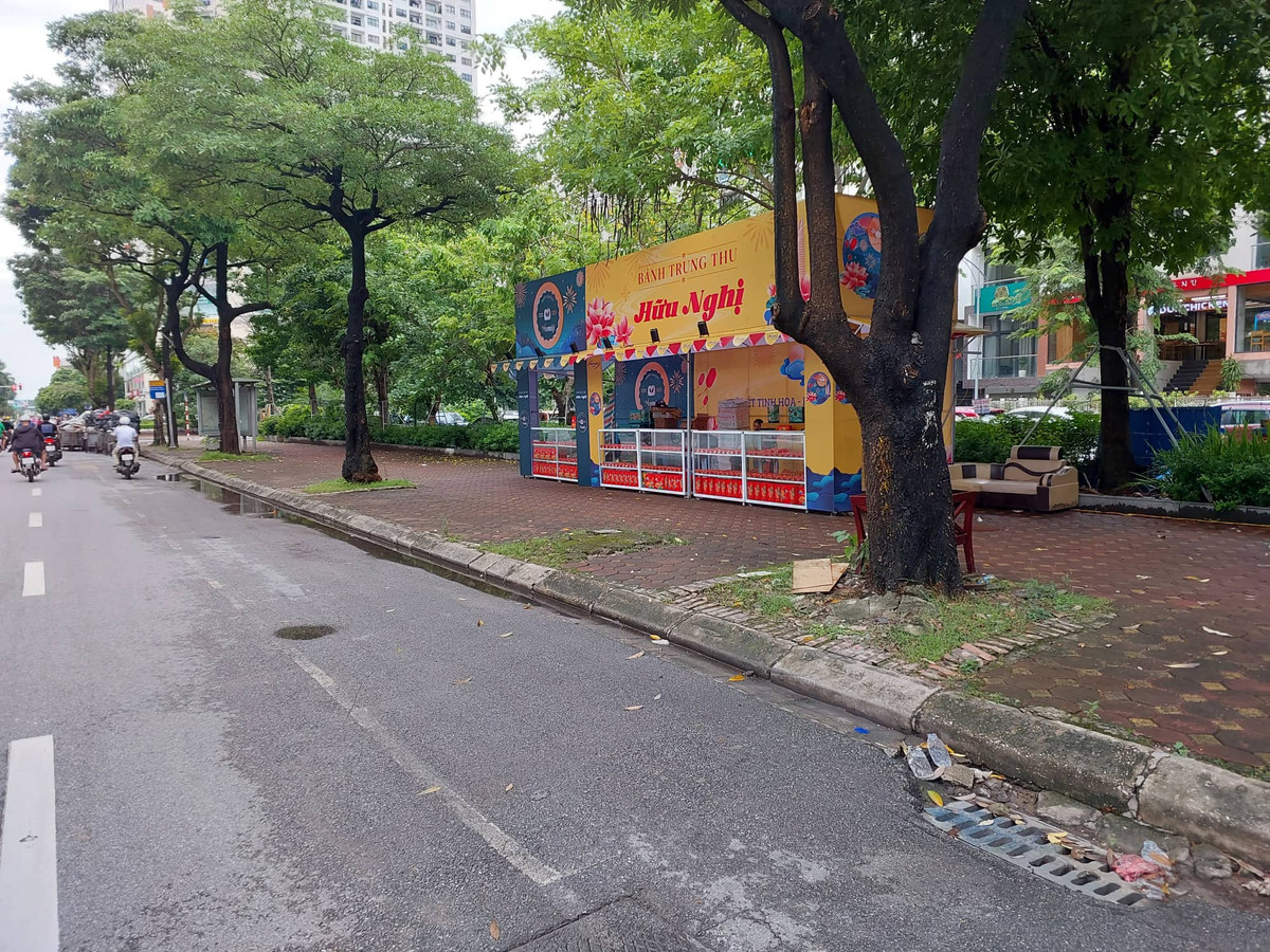 Trước thực trạng quầy bán bánh Trung thu liên tục lấn chiếm vỉa hè, dư luận lại đặt vấn đề liệu rằng "Chiến dịch giành lại vỉa hè tại Hà Nội" có còn hoạt động? hay cá nhân nào đang tiếp tay cho các cơ sở kinh doanh bánh kẹo vi phạm Luật Giao thông?.