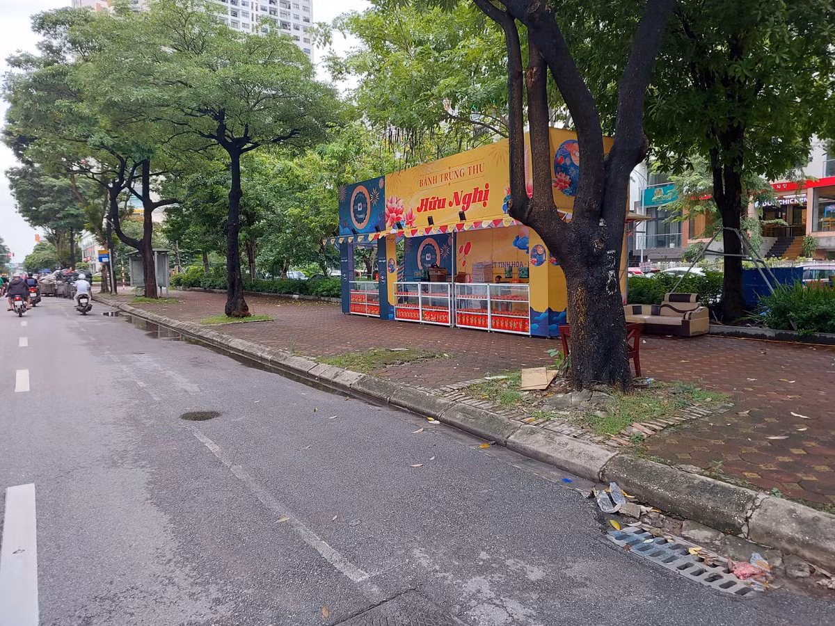 Trước thực trạng quầy bán bánh Trung thu liên tục lấn chiếm vỉa hè, dư luận lại đặt vấn đề liệu rằng "Chiến dịch giành lại vỉa hè tại Hà Nội" có còn hoạt động? hay cá nhân nào đang tiếp tay cho các cơ sở kinh doanh bánh kẹo vi phạm Luật Giao thông?.