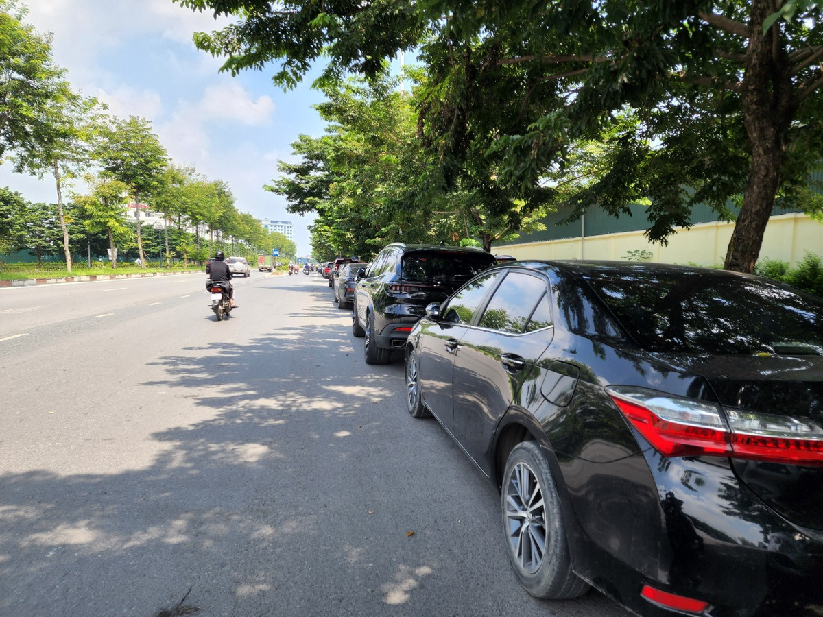 Tình trạng hàng chục xe nối đuôi dừng đỗ trái quy định trên đường Trịnh Văn Bô kéo dài theo giờ hành chính nhưng không bị lực lượng chức năng tuần tra, kiểm soát và xử lý vi phạm.