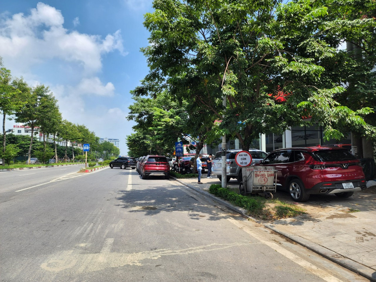 Mặc dù dọc tuyến đường đã cắm biển "khu vực cấm đỗ xe" nhưng cũng không cản nổi ý thức kém của các chủ phương tiện.
