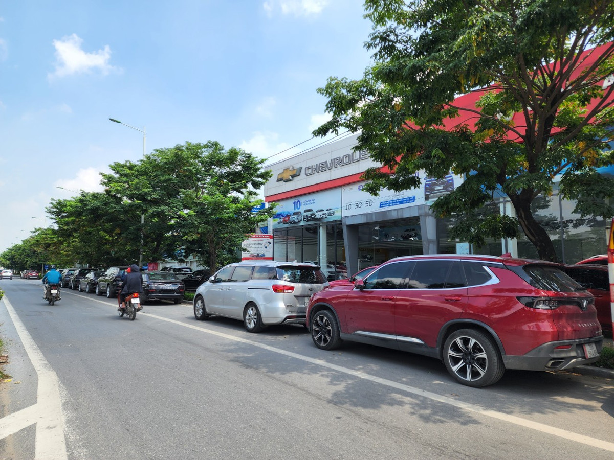 Phần lớn các xe ô tô đỗ trái quy định đều là khách của một showroom ô tô trên đường Trịnh Văn Bô.