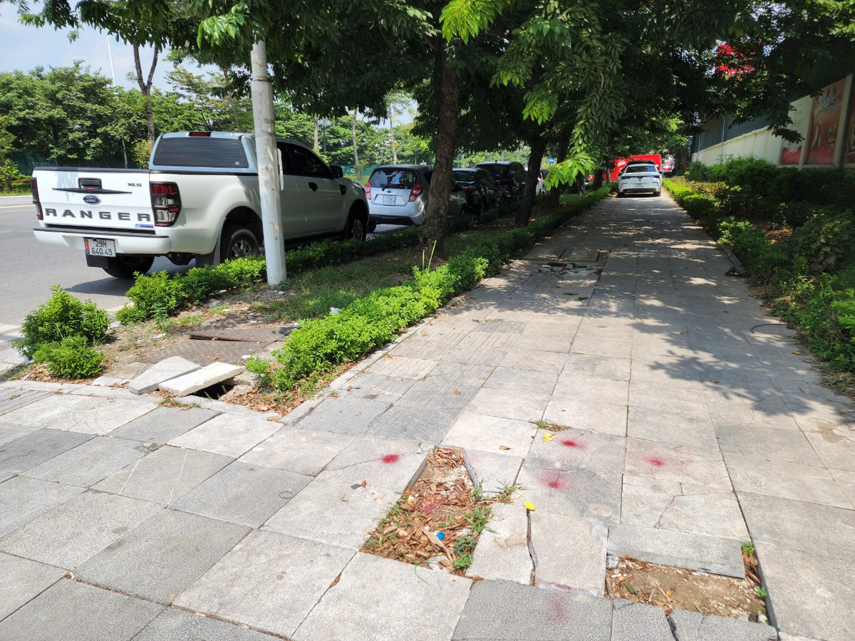 Không chỉ chiếm dụng lòng đường, nhiều xe còn đỗ trên vỉa hè khiến lối đi của người đi bộ bị chặn đứng.