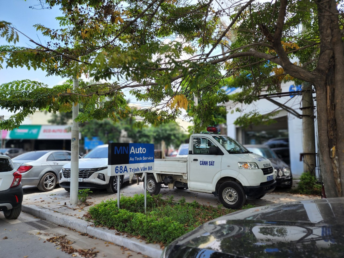 Thậm chí, một chiếc xe của lực lượng cảnh sát mang biển số 29A - 021.70 cũng thản nhiên đỗ trên vỉa hè trên đường Trịnh Văn Bô gây phản cảm.