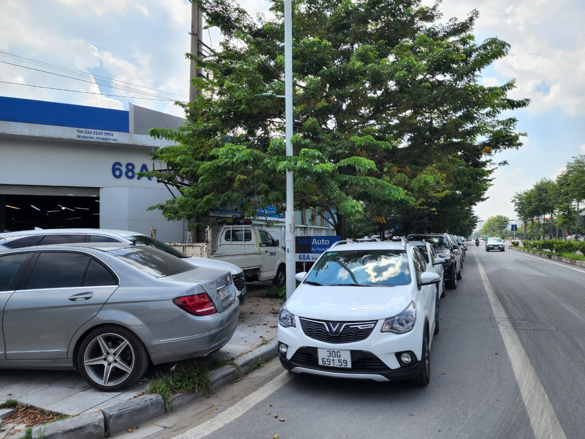 Những ngày đầu tháng 8/2022, ghi nhận của PV Báo Tri thức và Cuộc sống, bên phải tuyến đường Trịnh Văn Bô - đường 70, đoạn qua địa bàn phường Phương Canh, quận Nam Từ Liêm (Hà Nội) liên tiếp diễn ra tình trạng ô tô đỗ tràn lan, lấn chiếm lòng đường và vỉa hè gây mất an toàn giao thông, mỹ quan đô thị và tiềm ẩn TNGT.