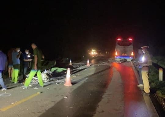 Va cham voi xe khach trong dem tren quoc lo 6, 3 nguoi tu vong