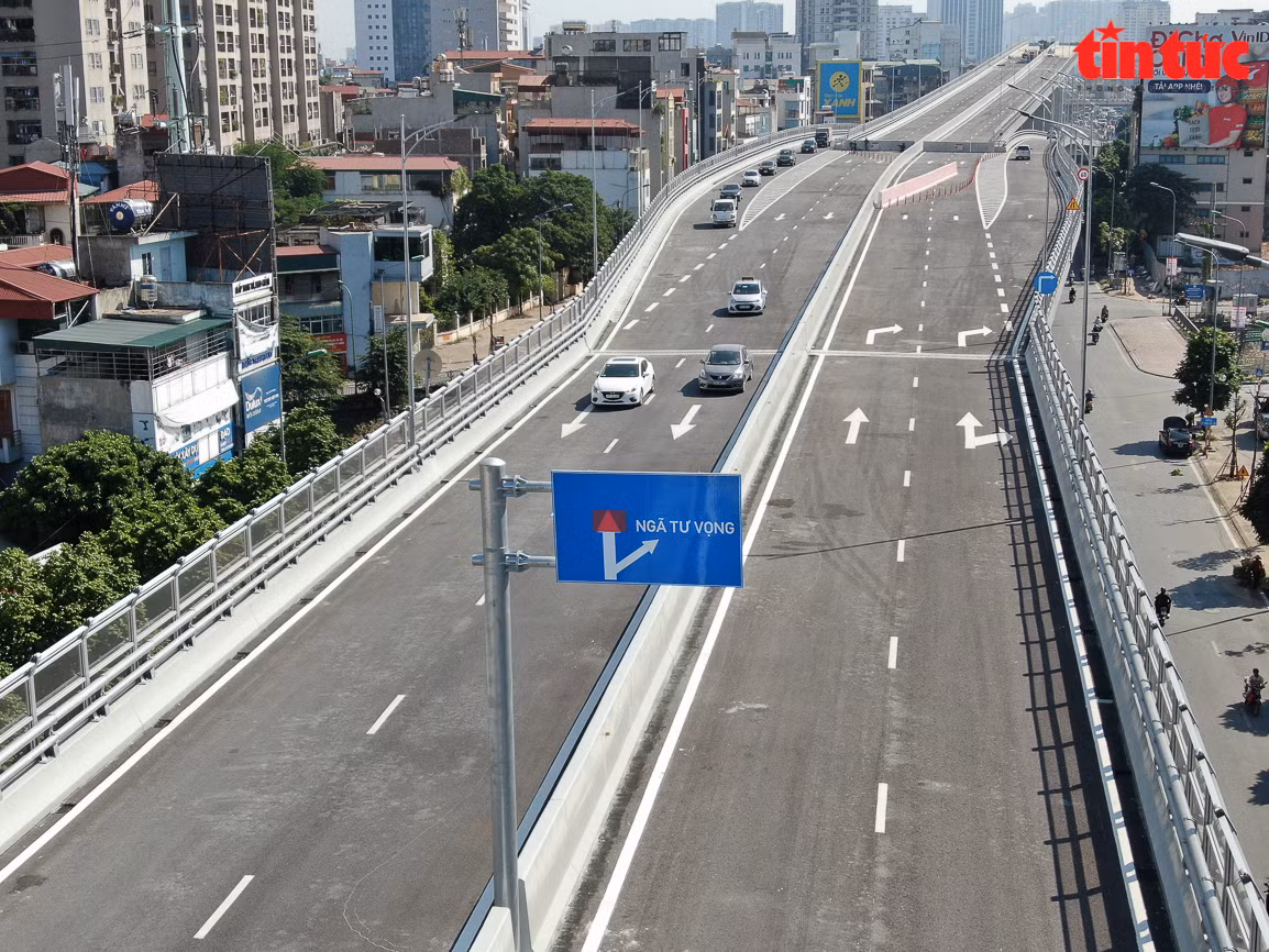 Theo thiết kế, xe ô tô sẽ được lưu thông với vận tốc tới 80km/h trên đoạn tuyến đầu tiên của đường Vành đai 2 trên cao. Để bảo đảm an toàn cho các phương tiện, tại hai đầu đường Vành đai 2 trên cao (đầu Ngã Tư Sở và Ngã Tư Vọng) đã được thiết lập dải phân cách an toàn với biển mũi tên chỉ hướng phản quang. (Ảnh Báo Tin Tức).