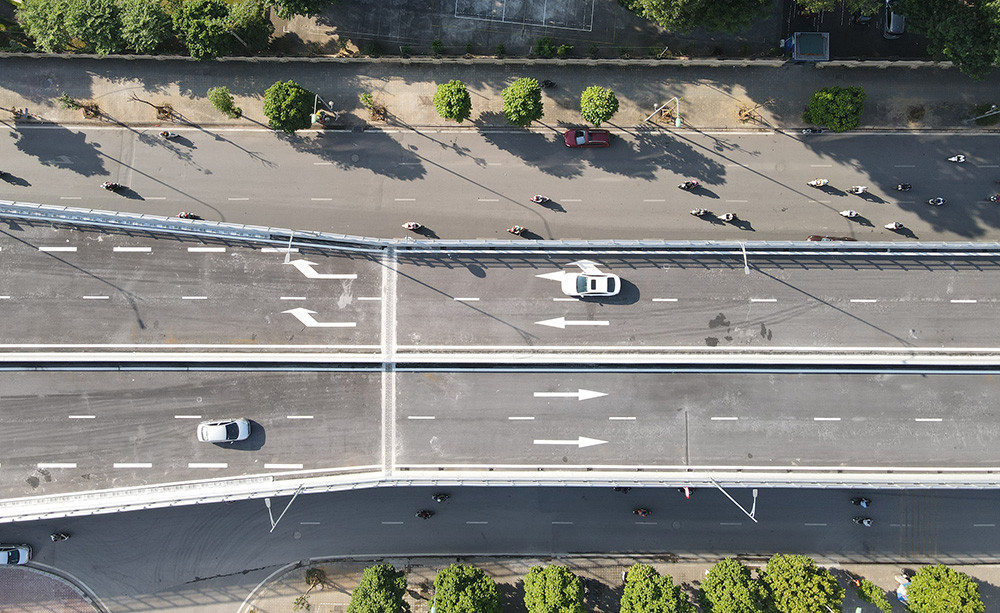 Theo phân luồng giao thông, xe ô tô được phép lưu thông trên tuyến đường Vành đai 2 trên cao (đoạn Ngã Tư Sở - Ngã Tư Vọng và ngược lại); cấm xe mô tô, xe gắn máy, xe thô sơ, người đi bộ lưu thông trên đoạn tuyến này. (Ảnh Hà Nội Mới).