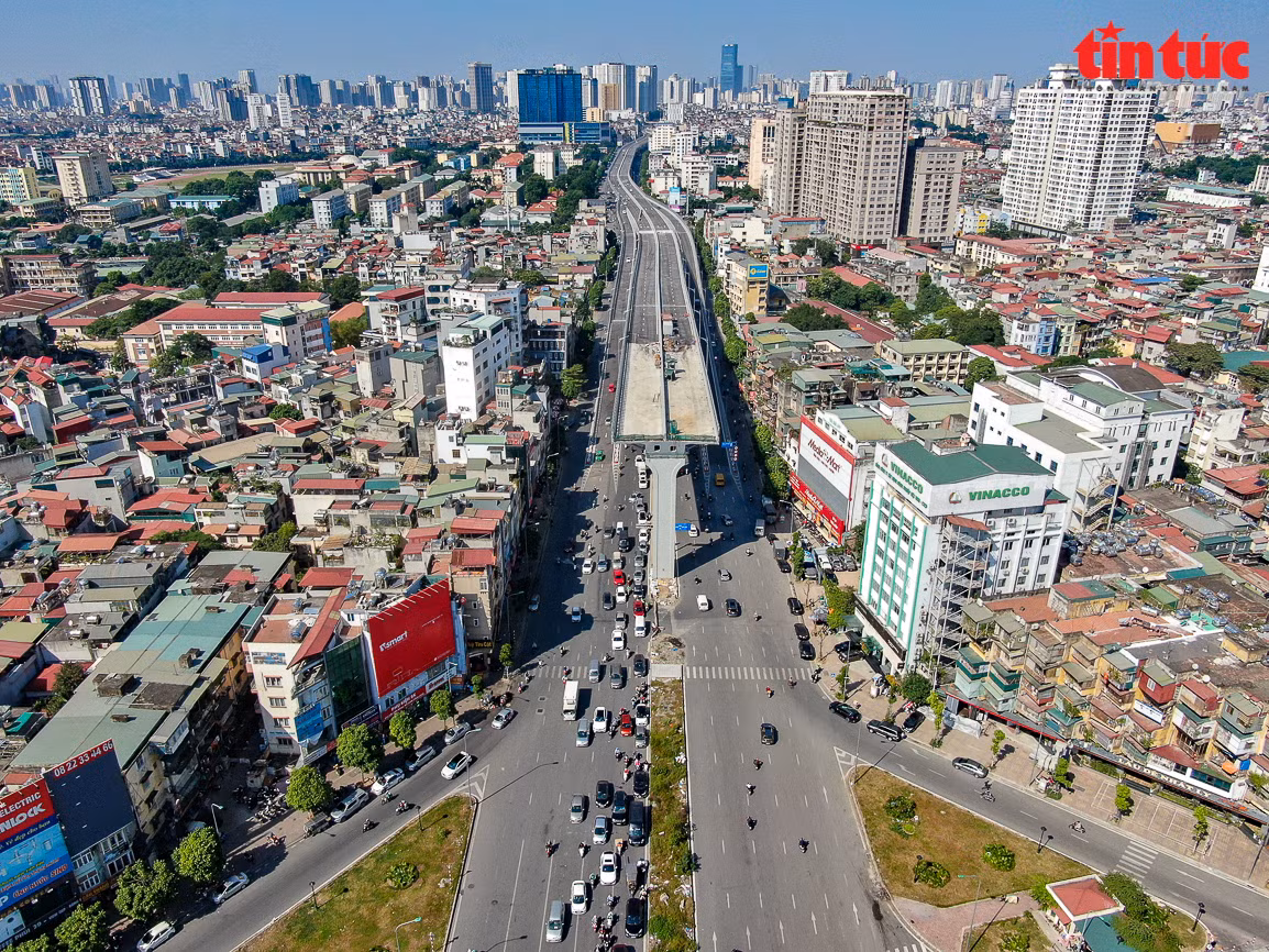 Hiện phần 2 của dự án đường vành đai 2 (đoạn Ngã Tư Vọng đến chân cầu Vĩnh Tuy) đang được triển khai gấp rút.(Ảnh Báo Tin Tức)