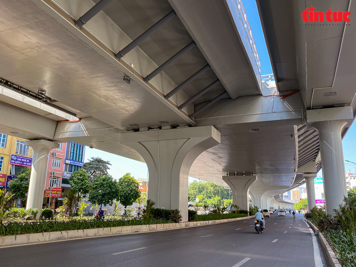 Sau khi đưa vào khai thác, đường Vành đai 2 trên cao được kỳ vọng sẽ giúp giao thông khu vực đường Trường Chinh, đặc biệt tại nút giao Ngã Tư Sở được giảm tải với hệ thống giao thông hai tầng. (Ảnh Báo Tin Tức)