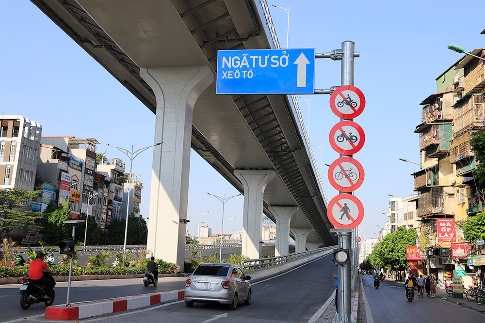 Hệ thống biển báo, đèn tín hiệu giao thông được đặt ở 2 đầu đường dẫn lên Vành đai 2 trên cao. (Ảnh Hà Nội Mới).