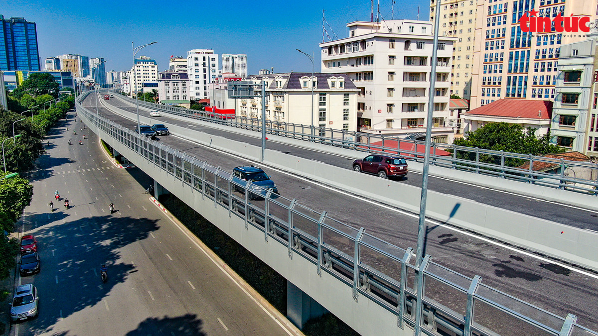 Ngay khi thông xe, nhiều ô tô đã chủ động lưu thông lên đường trên cao để tránh ùn tắc giao thông tại đường dưới thấp. (Ảnh Báo Tin Tức)