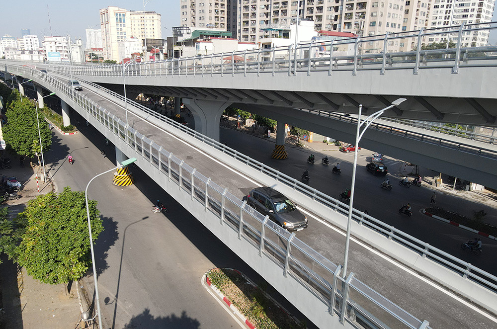 Việc tổ chức cho các phương tiện tham gia lưu thông trên tuyến đường Vành đai 2 dưới thấp (đoạn Ngã Tư Sở - Ngã Tư Vọng và ngược lại) theo sự hướng dẫn, điều tiết của hệ thống biển báo, sơn kẻ, đèn tín hiệu giao thông. (Ảnh Hà Nội Mới).